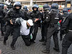 Polizisten halten am Rande der Pro-Pal&auml;stina-Demo in Frankfurt am Main einen Teilnehmer fest. - &copy; Boris Roessler/dpa