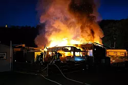 Rund 40 Einsatzkräfte waren mit der Löschung des Brands beschäftigt. - © Alex Talash/dpa