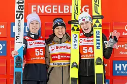 Als Topfavoritinnen gelten Nika Prevc (l.) und Nozomi Maruyama (m.). (Archivbild) - &copy; Urs Flueeler/KEYSTONE/dpa