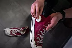 Schritt 1: Das Kerzenwachs auf den Schuh auftragen und verreiben. - &copy; Christin Klose/dpa-tmn