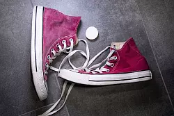 Alles eingerieben: Der Wachsfilm ist deutlich auf dem Stoff der Schuhe zu sehen. - &copy; Christin Klose/dpa-tmn