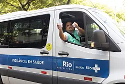 Ein Mitarbeiter des brasilianischen Instituts Fiocruz setzt in Rio de Janeiro Gelbfieberm&uuml;cken frei, die mit Wolbachia-Bakterien modifiziert wurden. (Archivbild) - &copy; Fernando Souza/dpa