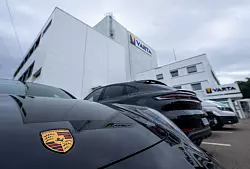 Der Sportwagenbauer Porsche kann sich vorstellen, sich an der Neuaufstellung von Varta zu beteiligen. - &copy; Stefan Puchner/dpa