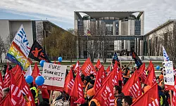 Die EVG kämpft seit Jahren gegen eine mögliche Aufspaltung der Bahn. - © Hannes P. Albert/dpa