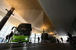 Wer mit dem Fernbus unterwegs ist, profitiert von den günstigen Preisen, braucht aber oft viel Sitzfleisch. - © Arne Dedert/dpa/dpa-tmn