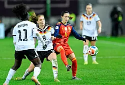 Vorbild für Klara Bühl: Spaniens Aitana Bonmatí (r), die am Freitag aber wie viele Spanierinnen abtauchte. - © Uwe Anspach/dpa