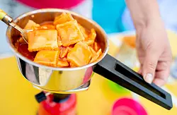 Ein einfacher Campingkocher reicht notfalls bei Stromausfall f&uuml;r warmen Tee und etwas Warmes zum Essen. (Archivfoto) - &copy; Hauke-Christian Dittrich/dpa