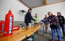 Kochen ohne Strom ist nicht komfortabel - aber m&ouml;glich. (Archivfoto) - &copy; Uwe Lein/dpa