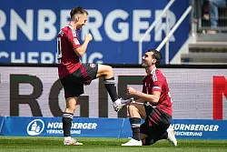 Mahir Emreli (r) wurde vor seinem Tor von Julian Justvan bedient. - © Daniel Karmann/dpa