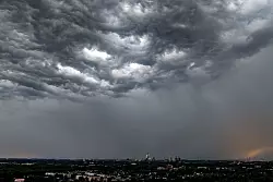 Im Westen sind heute Gewitter und Starkregen m&ouml;glich. (Symbolbild) - &copy; Christoph Reichwein/dpa