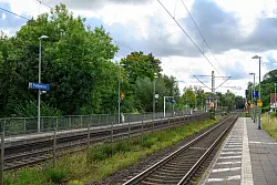 An diesem Bahnhof kam das Mädchen ums Leben. - © Swen Pförtner/dpa