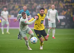 Fehlt dem BVB in Lissabon: Linksverteidiger Ramy Bensebaini (r) - © Bernd Thissen/dpa