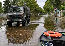 Per Unimog werden Bewohner aus einer &uuml;berfluteten Stra&szlig;e in Frankfurt (Oder) gefahren. - &copy; Patrick Pleul/dpa