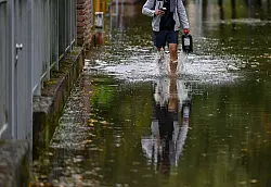 Ein Anwohner einer &uuml;berfluteten Stra&szlig;e in Frankfurt Oder watet durch das Wasser. - &copy; Patrick Pleul/dpa