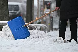 In einigen Regionen Deutschlands hat es in diesem Winter viel geschneit - trotzdem sind die B&ouml;den trockener als sonst und das Grundwasser nicht erholt, so Marx. (Archivbild) - &copy; David Hammersen/dpa