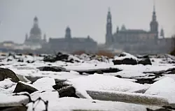 Eine Schneedecke und strenger Bodenfrost k&ouml;nnen daf&uuml;r sorgen, dass weniger Tauwasser in die B&ouml;den sickert - das versch&auml;rfe die Trockenheit weiter, sagte Hydrologe Marx. (Archivbild) - &copy; Robert Michael/dpa