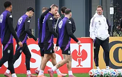 Julian Nagelsmann (r) beruft den letzten Kader 2025 (Archivbild). - © Daniel Karmann/dpa