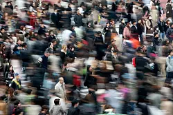 Die Lebenserwartung ist insgesamt stark gestiegen. (Symbolbild) - © Kimimasa Mayama/epa/dpa