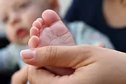 Die Lebenserwartung hängt stark davon ab, in welchem Land ein Kind geboren wird. (Symbolbild) - © Elisa Schu/dpa