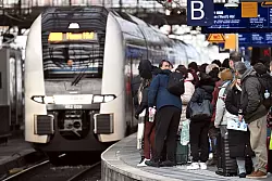 Auch die Bahn rechnet mit mehr Reisenden zu Weihnachte. - © Federico Gambarini/dpa