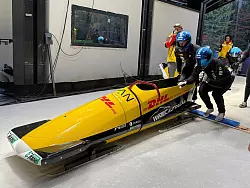 Pilot Johannes Lochner (r) startet im Zweierbob mit Anschieber Georg Fleischhauer auf der neuen Olympia-Bahn. - © Jasmin Isken/BSD/dpa