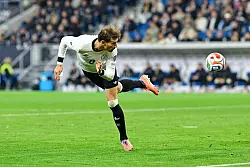 Leon Goretzka artistisch in Aktion. - © Uwe Anspach/dpa