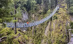 Ein Highlight auf dem abwechslungsreichen Talrundweg von Kals ist die Hängebrücke. - © Joachim Hauck/dpa-tmn