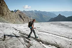 Aufstieg zum Großglockner: Selbst der Normalweg zum Gipfel führt über Gletscherpassagen und steile Firnhänge. - © Schwarz Jens/Tirol Werbung/dpa-tmn
