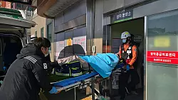 Ein nach einem Flugzeugabsturz gerettetes Opfer wird in ein Krankenhaus transportiert. - © Cho Geun-young/Yonhap/AP/dpa
