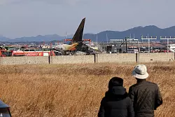 Nur zwei Menschen haben das Unglück überlebt. - © Cho Nam-soo/Yonhap/AP/dpa