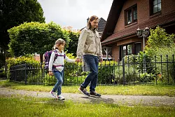 Neuer Ranzen, neue Wege: Da ist es wichtig, dass Eltern ihre Kinder auch im übertragenen Sinne nach dem Schulstart an die Hand nehmen. - © Christin Klose/dpa-tmn