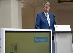 Bundesverkehrsminister Schnieder: Baustellen stehen für Aufbruch. - © Markus Lenhardt/dpa