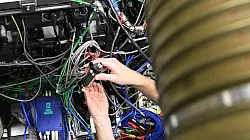 Eins der Themen, mit denen Bosch in Zukunft wachsen will: Wasserstoffmotoren für Nutzfahrzeuge. (Archivbild) - © Bernd Weißbrod/dpa