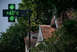 W&auml;hrend der Hitzewelle in Frankreich zeigt ein Apothekenschild eine Temperatur von 45 Grad in Toulouse im S&uuml;dwesten des Landes an. (Archivbild) - &copy; Lionel Bonaventure/AFP/dpa