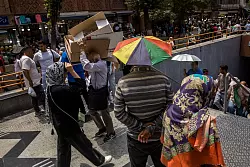 Unter der Sommerhitze suchen Menschen in der iranischen Hauptstadt nach Schatten. (Archivbild) - &copy; Alireza Masoumi/ISNA/dpa