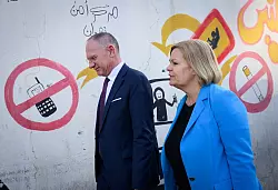 Vor ihrem Flug nach Syrien waren die geschäftsführende Bundesinnenministerin, Nancy Faeser (SPD) und ihr österreichischer Amtskollege, Gerhard Karner, zu Gesprächen in Jordanien. - © Bernd von Jutrczenka/dpa