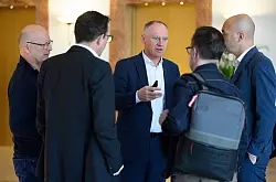 Gerhard Karner (ÖVP), Innenminister von Österreich, unterhält sich im Hotel in Amman mit Delegationsteilnehmern. Er wollte ursprünglich gemeinsam mit der geschäftsführenden Bundesinnenministerin, Nancy Faeser (SPD), nach Damaskus reisen - auch um ein Signal an syrische Flüchtlinge in Österreich zu senden. - © Bernd von Jutrczenka/dpa