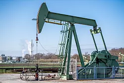 Der Krieg lässt die Ölpreise steigen, das verteuert auch Heizöl. (Archivbild) - © Lino Mirgeler/dpa