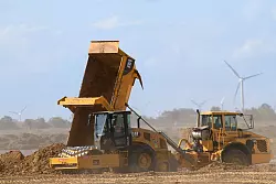 Baufahrzeuge auf der Baustelle der zun&auml;chst geplanten Intel-Fabriken im Sommer 2024. Ministerpr&auml;sident Haseloff hofft nun auf andere Ansiedlungen auf dem Gel&auml;nde. - &copy; Klaus-Dietmar Gabbert/dpa