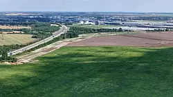 Felder zu Industriepark - das war der Plan in Magdeburg. Die riesige Intel-Investition ist jedoch geplatzt. (Archivbild) - &copy; Peter Gercke/dpa
