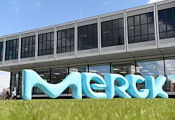 Der Pharmakonzern Merck f&uuml;hrt neue Benefits f&uuml;r Besch&auml;ftigte ein (Archivbild). - &copy; Arne Dedert/dpa