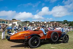 Die Karosserie des Rennwagens besteht aus einzeln zugeschnittenen Streifen Mahagoniholz, die mit 8.500 Nieten gehalten werden. - © Andrej Sokolow/dpa