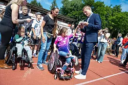 Autogramme für große und kleine Fans. - © Stefan Sauer/dpa