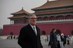 Starmer ist der erste britische Regierungschef seit acht Jahren, der nach China reist. - &copy; Kin Cheung/Pool AP/AP/dpa