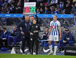 Riem Hussein (Mitte) ist DFB-Schiedsrichterin des Jahres. - © Soeren Stache/dpa
