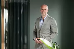 Autoexperte Constantin Gall von EY analysiert die Herausforderungen der Zulieferindustrie. (Archivbild) - © Marijan Murat/dpa