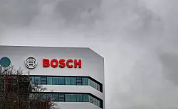 Bosch-Firmenzentrale bei Stuttgart – auch der Weltmarktführer spürt den Druck der Transformation. (Archivbild) - © Bernd Weißbrod/dpa