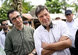 Deutsche Reisediplomatie im brasilianischen Regenwald: Cem Özdemir (l) und Robert Habeck. - © Britta Pedersen/dpa