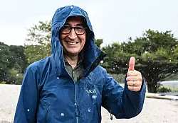 Daumen hoch: Bundesagrarminister Cem Özdemir. - © Britta Pedersen/dpa