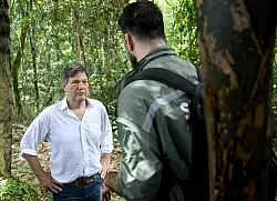 Minister Habeck (l) sagt, er habe bei seinen Gesprächen in Brasilien die Perspektive wahrgenommen, dass das Mercosur-Abkommen und mehr Handel gut seien, um den Regenwald besser zu schützen.arbeit in den Bereichen Transformation/Dekarbonisierung der Wirtschaft, Energie, Rohstoffe, Waldschutz und Fachkräfte. - © Britta Pedersen/dpa